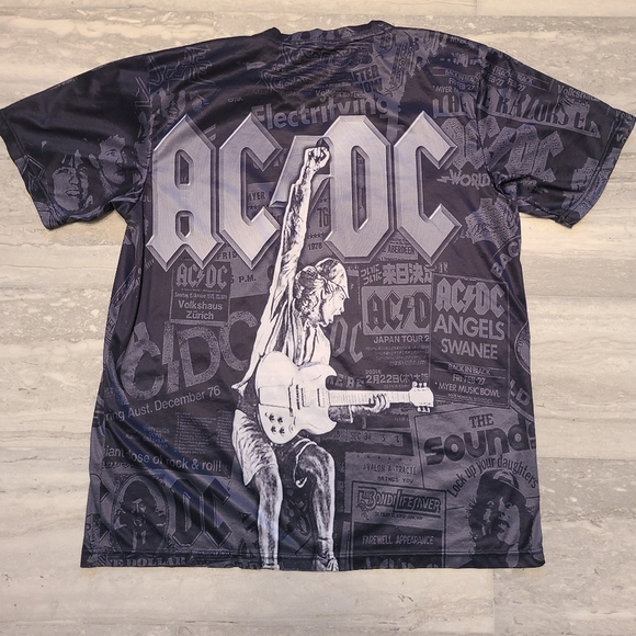 AC/DC Awesome Tee. EUC. - Picture 2 of 4